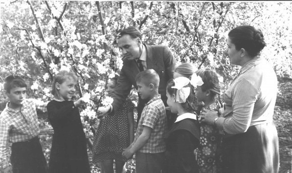 Сухомлинский наглядно показывал, как ухаживать за деревьями